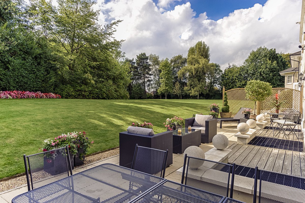 Happy Friday! Are the drinks on ice? Come rain or shine, always be prepared to entertain

##LuxuryFurniture #FridayFeeling #DistinctionProjects