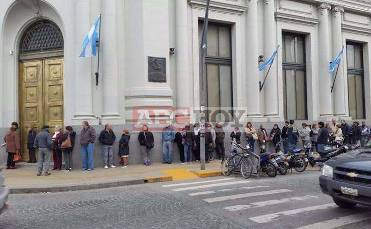 NicoGonzalezABC's tweet image. #bantech fusión entre banca y fintech aparece en el negocio financiero. El desafío pasa por incorporar a los usuarios atados al manejo del efectivo y la transacción presencial, por vía de #EducacionFinanciera ambito.com/930227-las-ban… @martinredrado @ioliveradoll @A_Lusardi