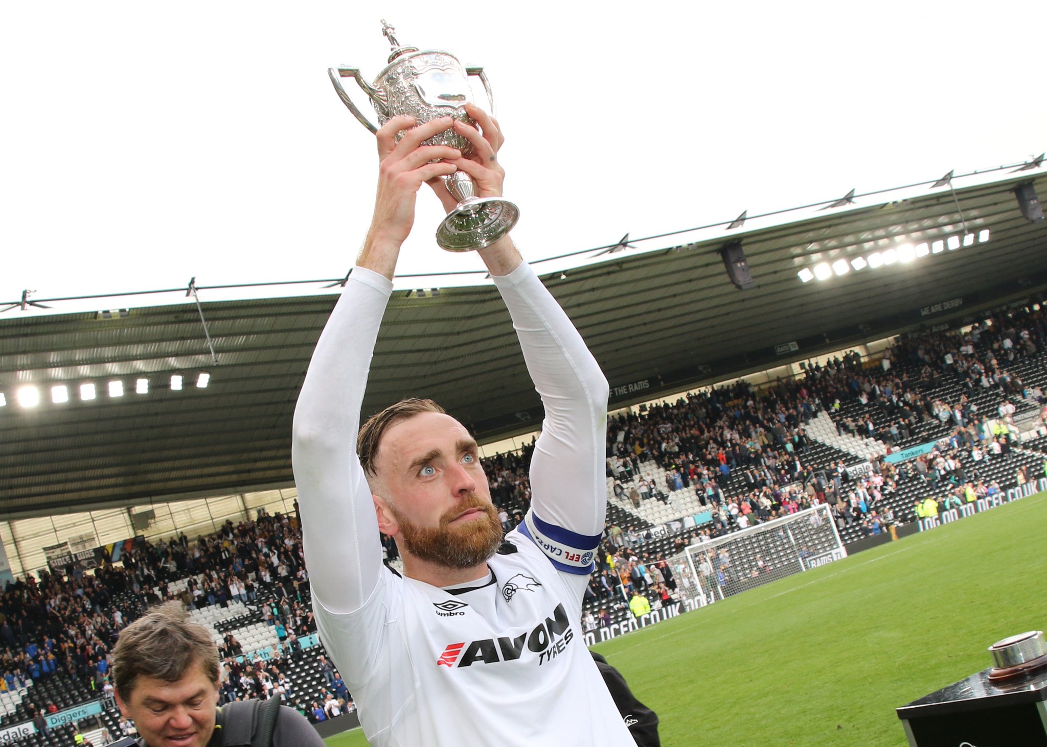   KEOGH, KEOGH!

Happy birthday to defender Richard Keogh.

Have a good one, Rich 
