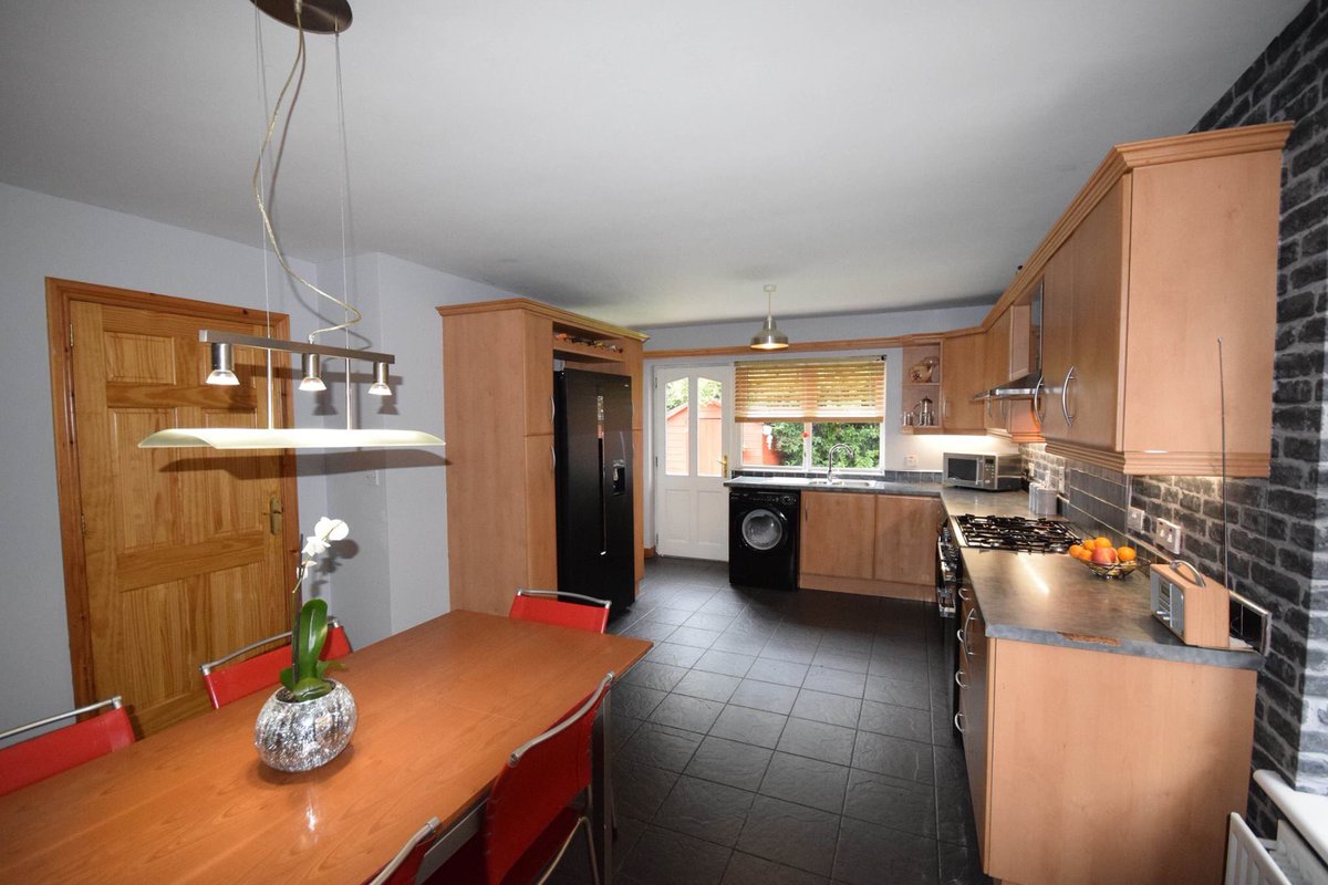 Onlineagentni's tweet photo. Stunning detached chalet bungalow... https://t.co/y0ZNVph2sj https://t.co/B9a9Eedo30