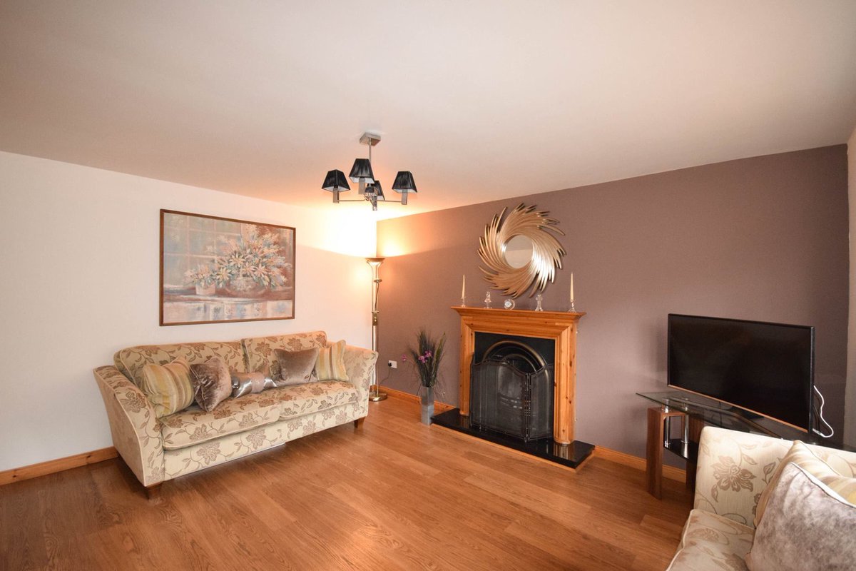 Onlineagentni's tweet photo. Stunning detached chalet bungalow... https://t.co/y0ZNVph2sj https://t.co/B9a9Eedo30