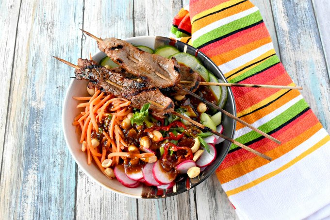 AKitchenHoor's tweet photo. Satay Beef Noodle Bowl is packed with crunchy vegetables, spicy Thai peanut butter @iloveSprelly, tender pieces of lean beef, and rice noodles. Every bite is packed with a flavor punch you will love. #FarmersMarketWeek #sprelly
Recipe --> https://t.co/Fee4JyftmF https://t.co/4iXQvfcENF