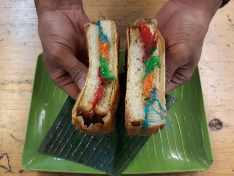 thejakartaglobe's tweet photo. In the land of midnight snacks, "Roti Bakar" – the humble #toasts – are still king. #JGfoodfridays #rotibakar #ropang https://t.co/5xqQPe5bvs https://t.co/bTgbcnUF2j