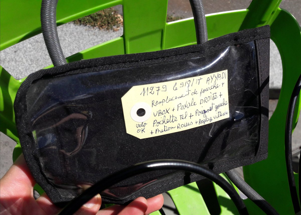 Un rapport de maintenance manuscrit oublié dans une pochette téléphone <a href="/Velib/">Vélib' </a> 😅 ça fait bien artisanal... #velibgate