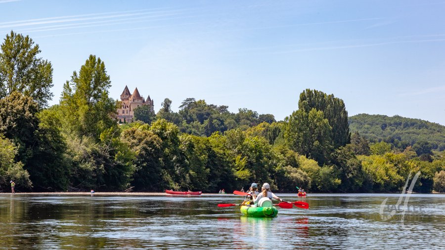JLPdotcom's tweet photo. #Dordogne #chateau #Beynac #Castelnaud and #Milandes from a kayak. Note I deliberately didn't photoshop out the 'Non Au Massacre de la Vallée' banners -protesting against proposed new road bridges. @france_images #beautifulfrance @Francemagazine @lifefrance @LivingFrance #France https://t.co/0wZdVqYVrP
