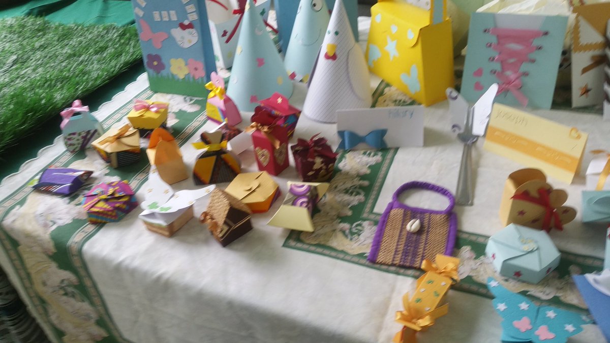 Zoom_237's tweet photo. Faire-part , chapeau de fête, boite à dragée 😍 https://t.co/hqEG3eHPmv