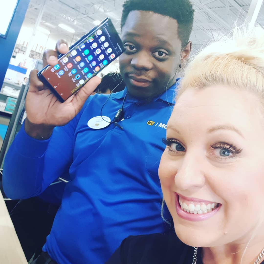 Tarareeve1984's tweet photo. #unpacked day in the field! Loyal Apple users ready to #MakeTheSwitch
"This what I have been waiting for"
"Now that's a true blue, this camera is amazing"
"Exlusive Galaxy skin?! I gotta have it"
#GalaxyNote9 #DoMore #milehighteam #thebestabovetherest https://t.co/8IFnjRUmWz