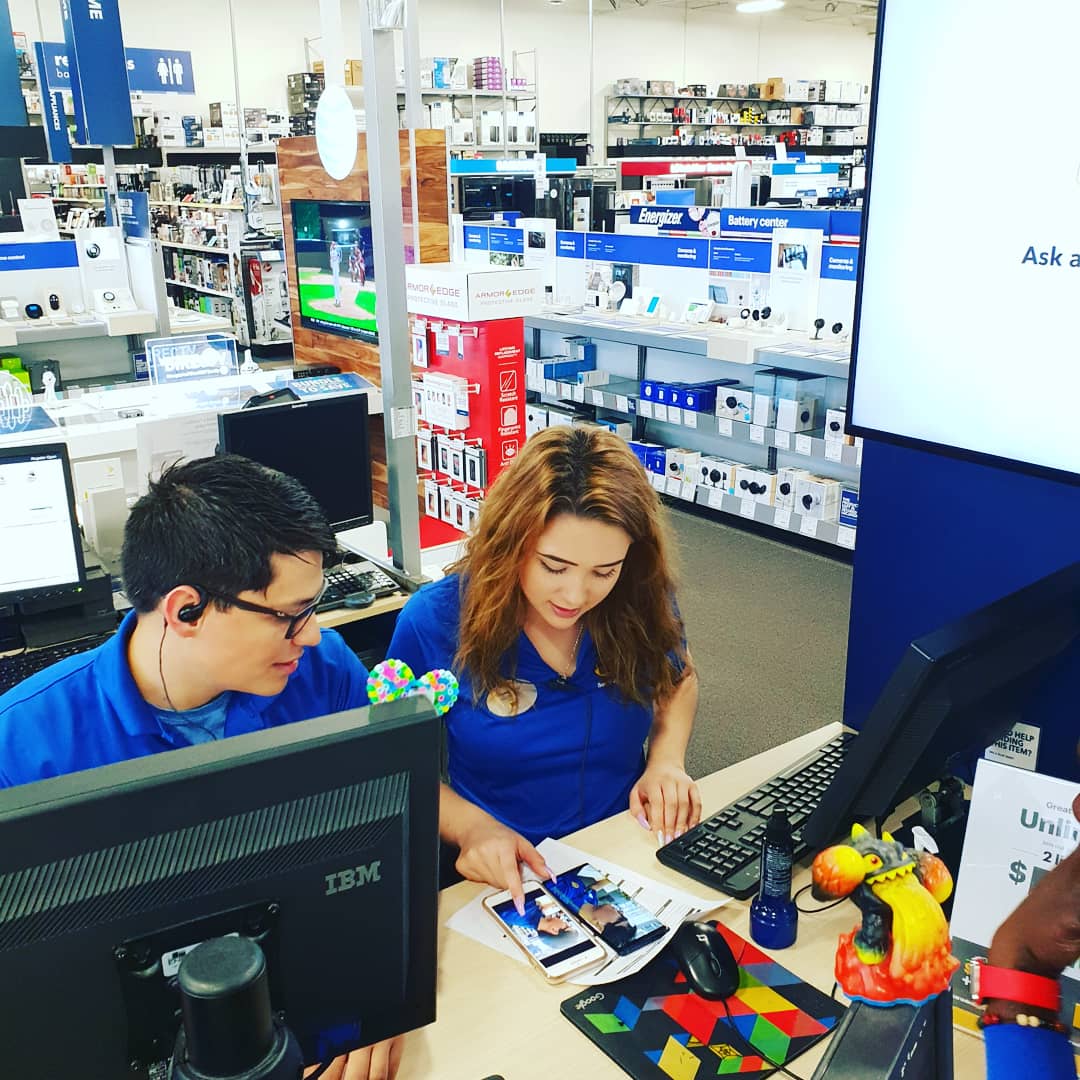 Tarareeve1984's tweet photo. #unpacked day in the field! Loyal Apple users ready to #MakeTheSwitch
"This what I have been waiting for"
"Now that's a true blue, this camera is amazing"
"Exlusive Galaxy skin?! I gotta have it"
#GalaxyNote9 #DoMore #milehighteam #thebestabovetherest https://t.co/8IFnjRUmWz