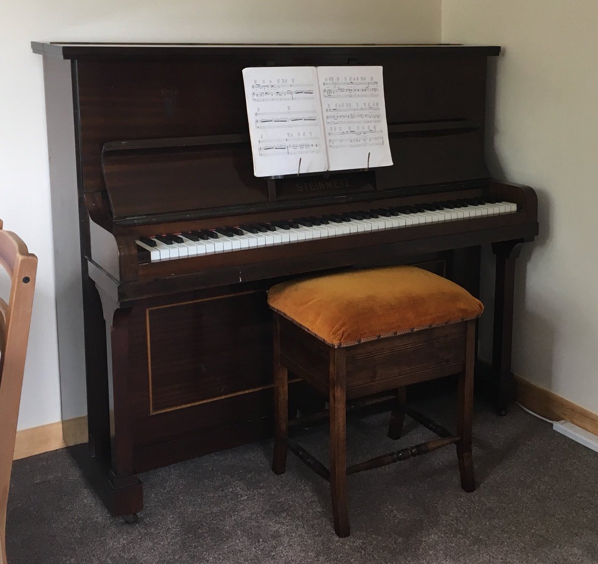 Catherine_Boyd1's tweet photo. When the family piano that started life with your great grandfather 100 years ago on a farm in Ireland finally arrives 🤗🎹🎼 https://t.co/mQD1BDTDGT
