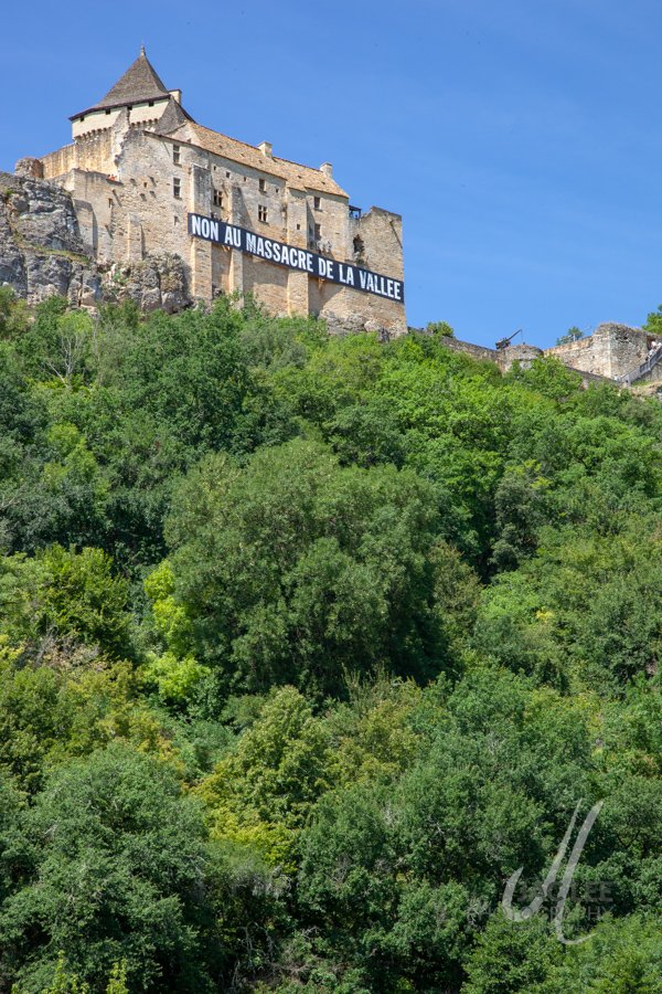 JLPdotcom's tweet photo. #Dordogne #chateau #Beynac #Castelnaud and #Milandes from a kayak. Note I deliberately didn't photoshop out the 'Non Au Massacre de la Vallée' banners -protesting against proposed new road bridges. @france_images #beautifulfrance @Francemagazine @lifefrance @LivingFrance #France https://t.co/0wZdVqYVrP