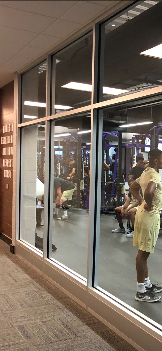 ThomasMcDaniel4's tweet photo. ⁦@CBHS_Football⁩ lifting at 6am. Jamboree tonight vs Lake Cormorant at 7pm. One week until it’s really Real! Got to be better every day. #ReachHigher #GoBrothers https://t.co/38imzvC5cx