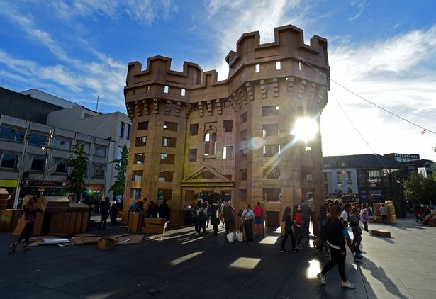 L1lettings's tweet photo. Fancy building a giant castle out of cardboard this weekend?? If so, your dreams may come true.There are several sites around Merseyside &amp; Wirral these weekend building these fantastic structures! Find out how to get involved here #cardboardcastles 📦✂️

https://t.co/eyZXMF5LdY https://t.co/92Qlb0uyBT