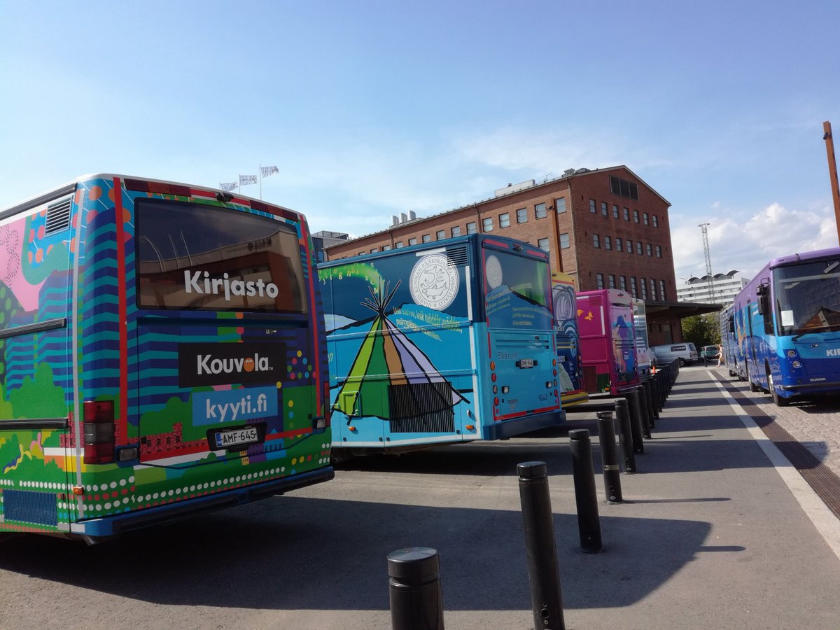 Axiell_FI's tweet photo. Pilvin pimein komeita kirjastoautoja Jyväskylän kirjastoautopäivillä. #Axiell @kirjastoseura https://t.co/dpqcKsdmQD