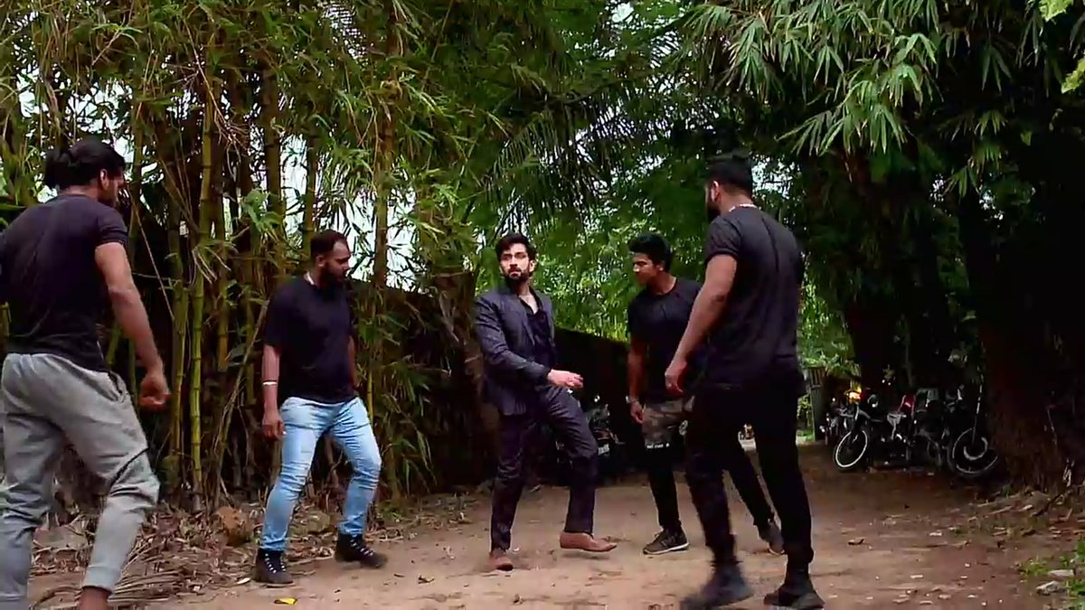 DreamOfShivika's tweet photo. Annika is leaving
Shivaay asks Goons to beat him
#Ishqbaaaz https://t.co/UucG4q9y7f
