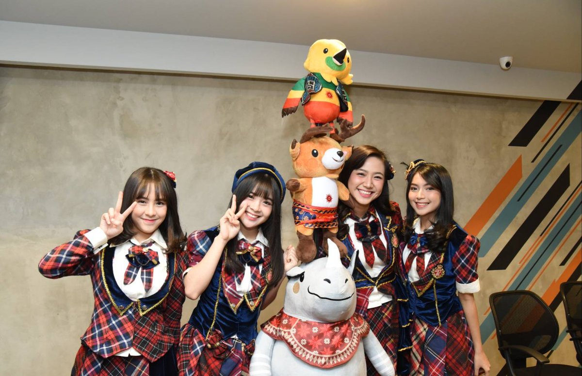 officialJKT48's tweet photo. JKT48 menghadiri Press Conference Asian Games 2018 di fX Sudirman sore tadi sebagai tanda siap untuk mendukung kelancaran dan kesuksesan acara. Turut hadir Ketua Panitia Pelaksana Asian Games 2018 Erick Thohir sebagai pembicara. #JKT48xAsianGames https://t.co/L9Vs1Yqi5y