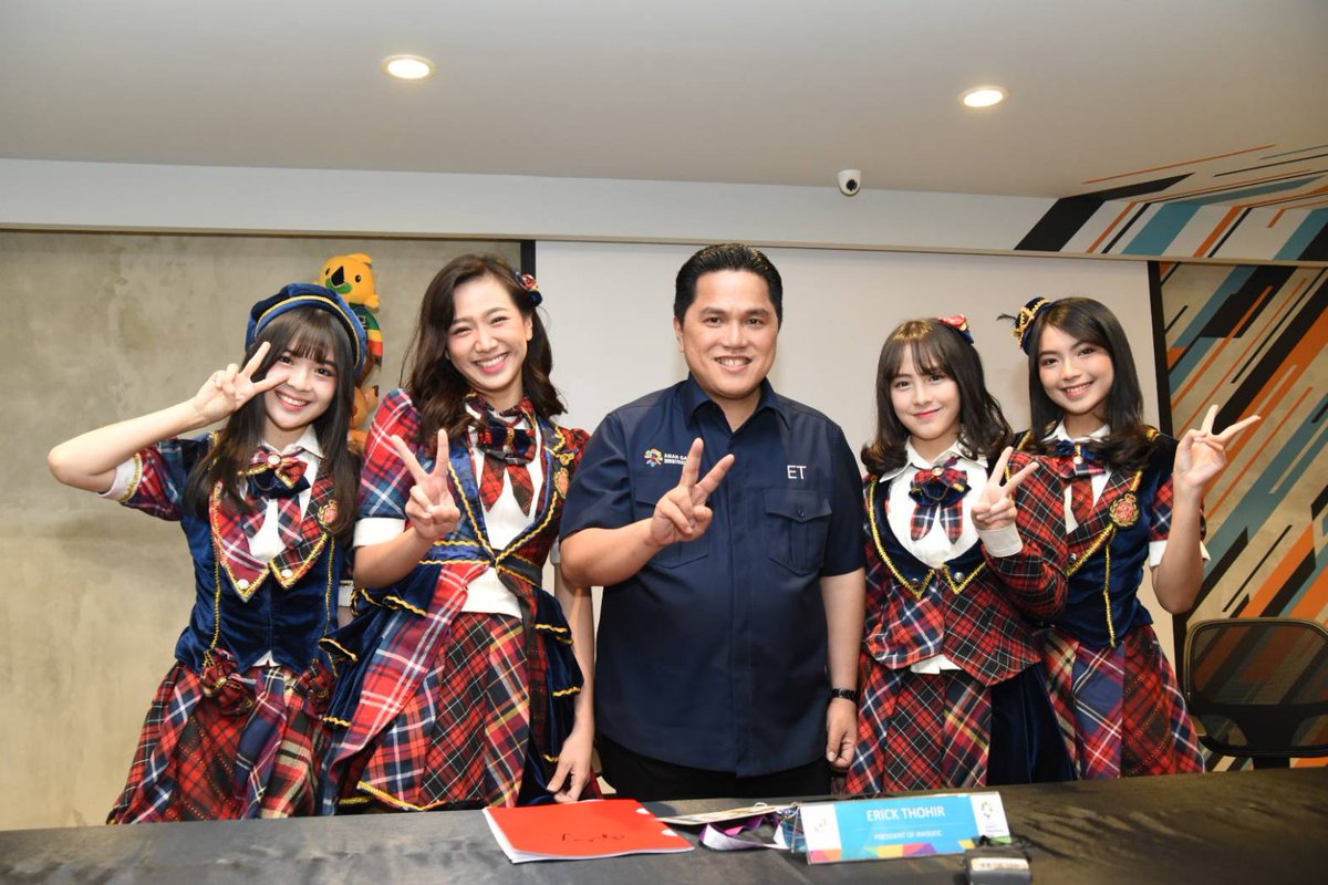 officialJKT48's tweet photo. JKT48 menghadiri Press Conference Asian Games 2018 di fX Sudirman sore tadi sebagai tanda siap untuk mendukung kelancaran dan kesuksesan acara. Turut hadir Ketua Panitia Pelaksana Asian Games 2018 Erick Thohir sebagai pembicara. #JKT48xAsianGames https://t.co/L9Vs1Yqi5y