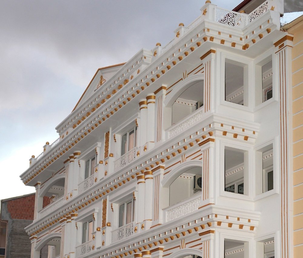 Altın kaplama apartman görenleri hayrete düşürüyor Altın kaplama apartman görenleri hayrete düşürüyor