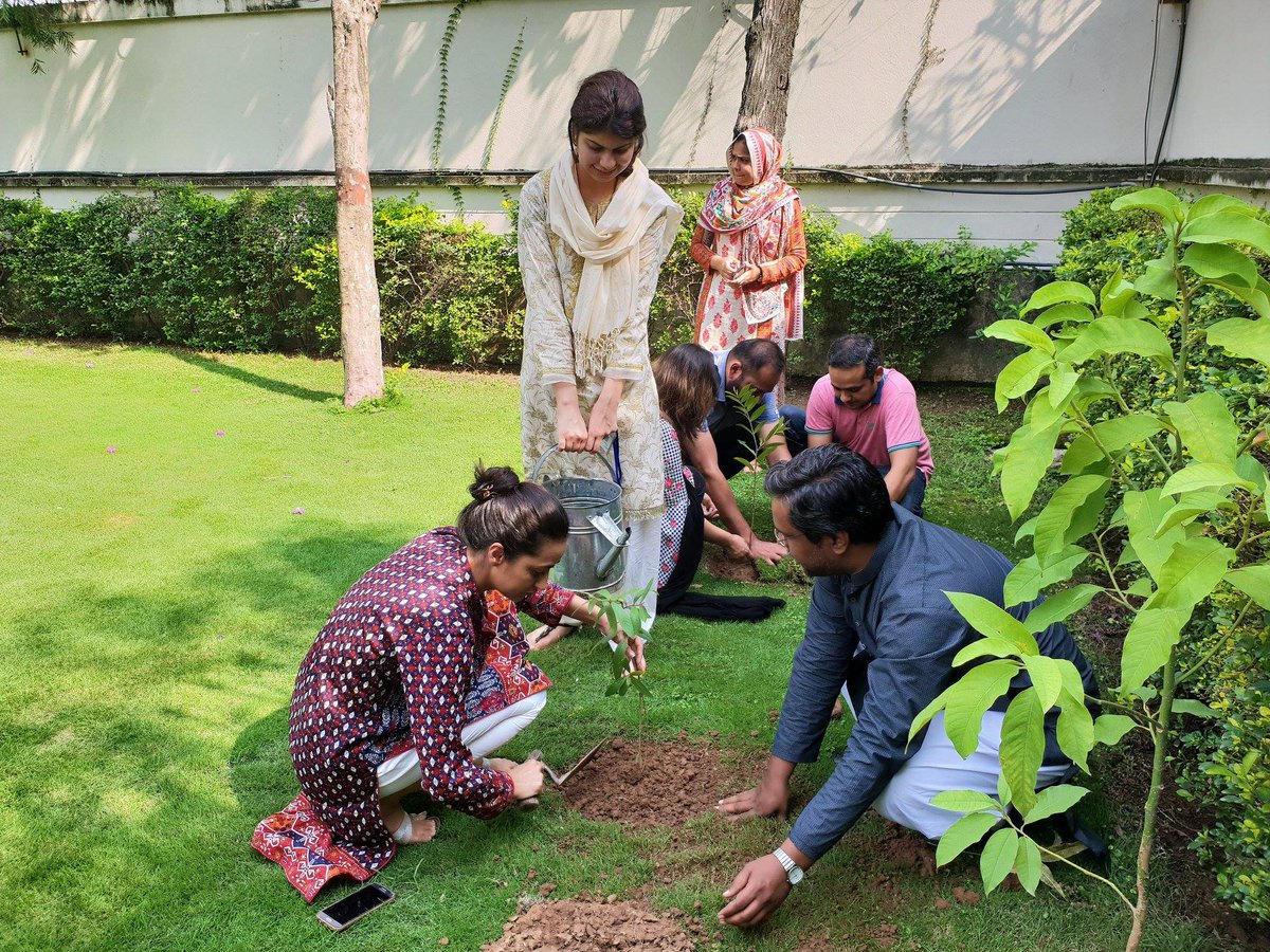 PakUSAlumni's tweet photo. Making Pakistan Green Again!
This Independence Month, @PakUSAlumni &amp; @USEFP staff pledges to make Pakistan green by initiating tree plantation campaign.
Did you plant a tree? Tag us in a picture by using #PUAN #USEFP 
#14thAugust #71YearsofIndependence https://t.co/f2zXjTvk3Z