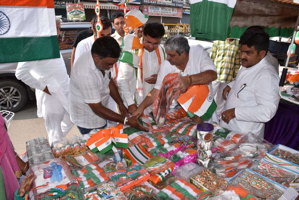 आज सोनीपत में 'साईकिल यात्रा' के आगामी चौथे चरण के मद्देनजर पार्टी कार्यकर्ताओं और नेताओं की बैठक ली। मेरी आप सभी से यही अपील है की जन- जन तक जाइये और कांग्रेस पार्टी <a href="/INCIndia/">Congress</a> की विचारधारा को समाज के आखिरी व्यक्ति तक पहुंचाइये। हमारा मार्ग प्रेम और सद्भाव का मार्ग है।