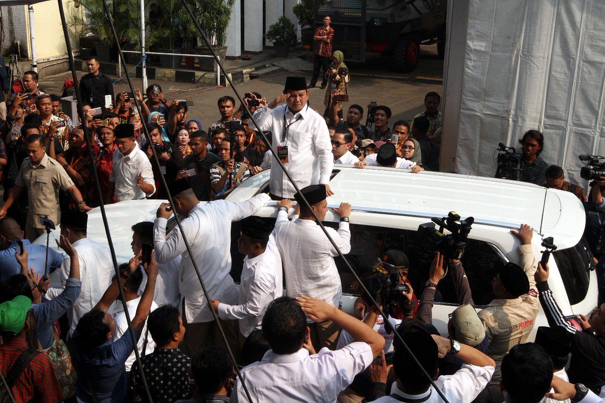 #SahabatBawaslu  
Ketua dan Anggota Bawaslu RI menghadiri serta melakukan pengawasan Pendaftaran Bakal Pasangan Calon Presiden dan Wakil Presiden yang akan mendaftar untuk Pilpres 2019, hari ini, di gedung utama KPU, Jakarta, Jumat (10/08/2018). Photo: Humas-Nurisman
