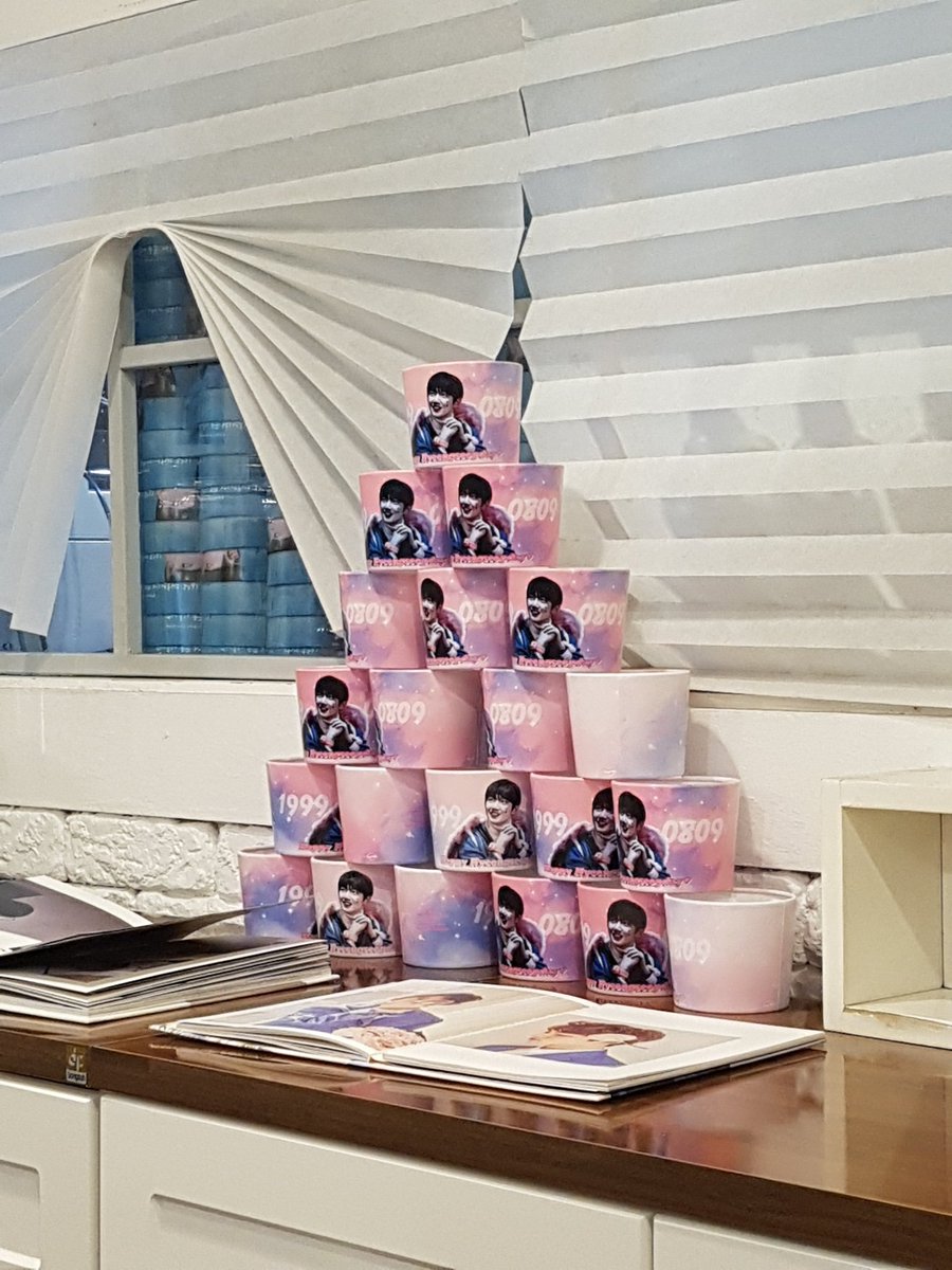 bemyendorphin's tweet photo. #해피형섭데이 

저녁먹고 ���린 형섭이 카페❤ 
늦게와서인지 빔프로젝트는 꺼져있어서ㅜㅜ 노트북에 나오는 영상으로 봤는데 넘 귀여웠어요! 예쁜 사진들도 보고 컵홀더,핀버튼,영수증도 잘 받아갑니다😊 좋은 자리 마련해주셔서 감사해요! 
형섭아 생일 축하해⚘ https://t.co/rry8DPVZQE