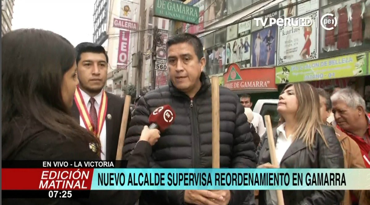 noticias_tvperu's tweet photo. EN VIVO| Harry Castro, alcalde interino de #LaVictoria, supervisa reordenamiento de Gamarra. Habrán 120 efectivos de la @PoliciaPeru por 30 días. "Todo cobro que se haga es ilegal. Hemos ordenado que se detengan a todos los malos elementos. Hay 3 detenidos" #TVPerúInforma https://t.co/8XrNfaF15d