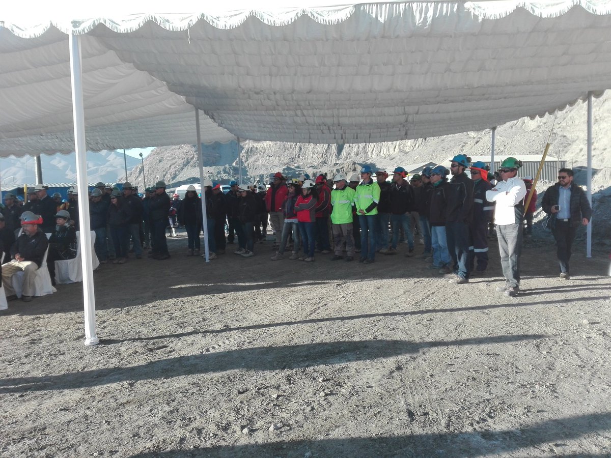 RevAtacamaViva's tweet photo. Inician misa por el Día del Minero hoy 10 de agosto como es tradicional en la empresa Atacama Kozan. Participan trabajadores y autoridades. Emotiva ceremonia para el sector @AtacamaKozan @Int_Atacama @RafaelProhensE @ProvosteYasna @Dani_Cicardini @MinMineria_cl https://t.co/0JEUcEEeRk