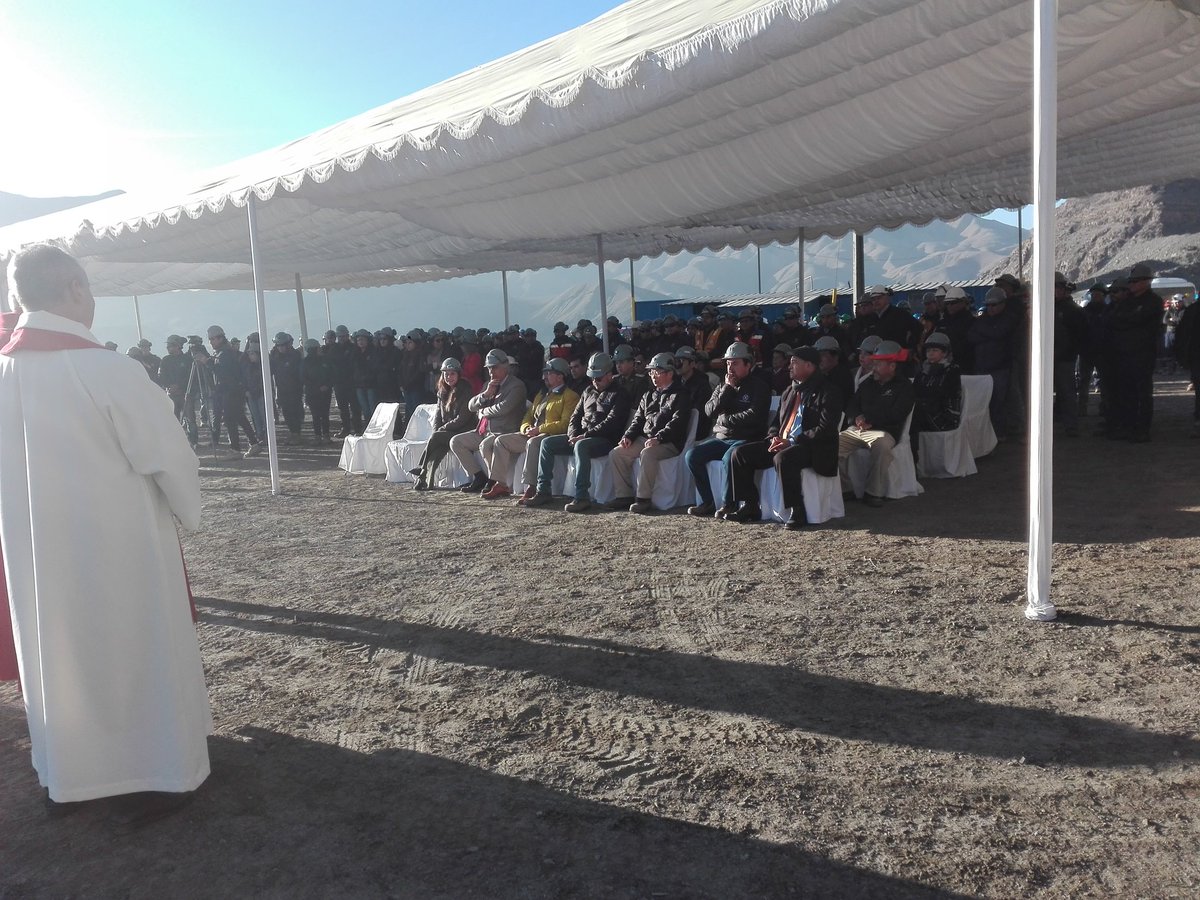 RevAtacamaViva's tweet photo. Inician misa por el Día del Minero hoy 10 de agosto como es tradicional en la empresa Atacama Kozan. Participan trabajadores y autoridades. Emotiva ceremonia para el sector @AtacamaKozan @Int_Atacama @RafaelProhensE @ProvosteYasna @Dani_Cicardini @MinMineria_cl https://t.co/0JEUcEEeRk