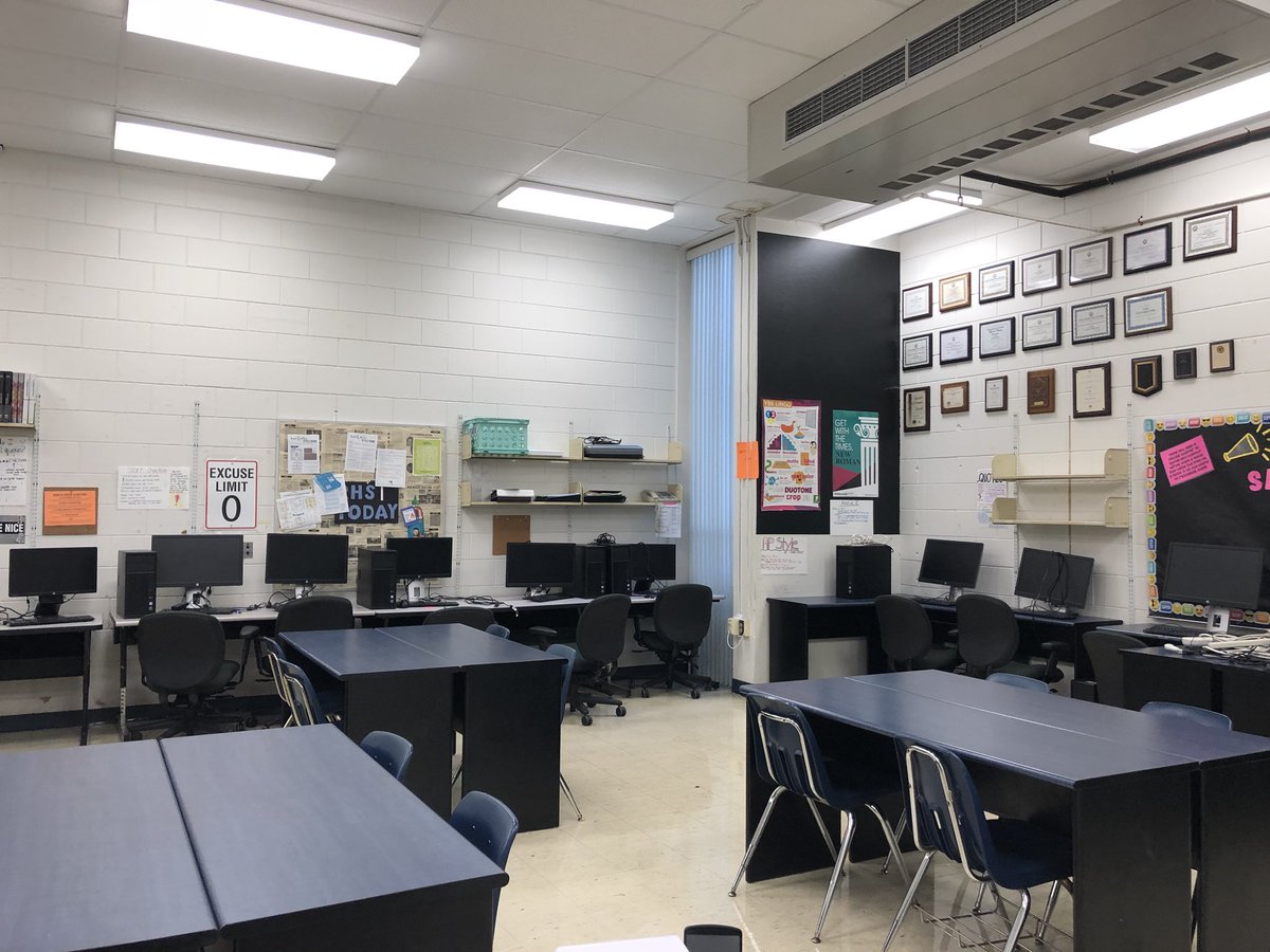 RHSJournoTeach's tweet photo. Itโs the first day of school! Had to take a picture of the calm before the 112 storm. #HCPSB2S @HCPSRobinsonHS https://t.co/WGU7MTFHNn