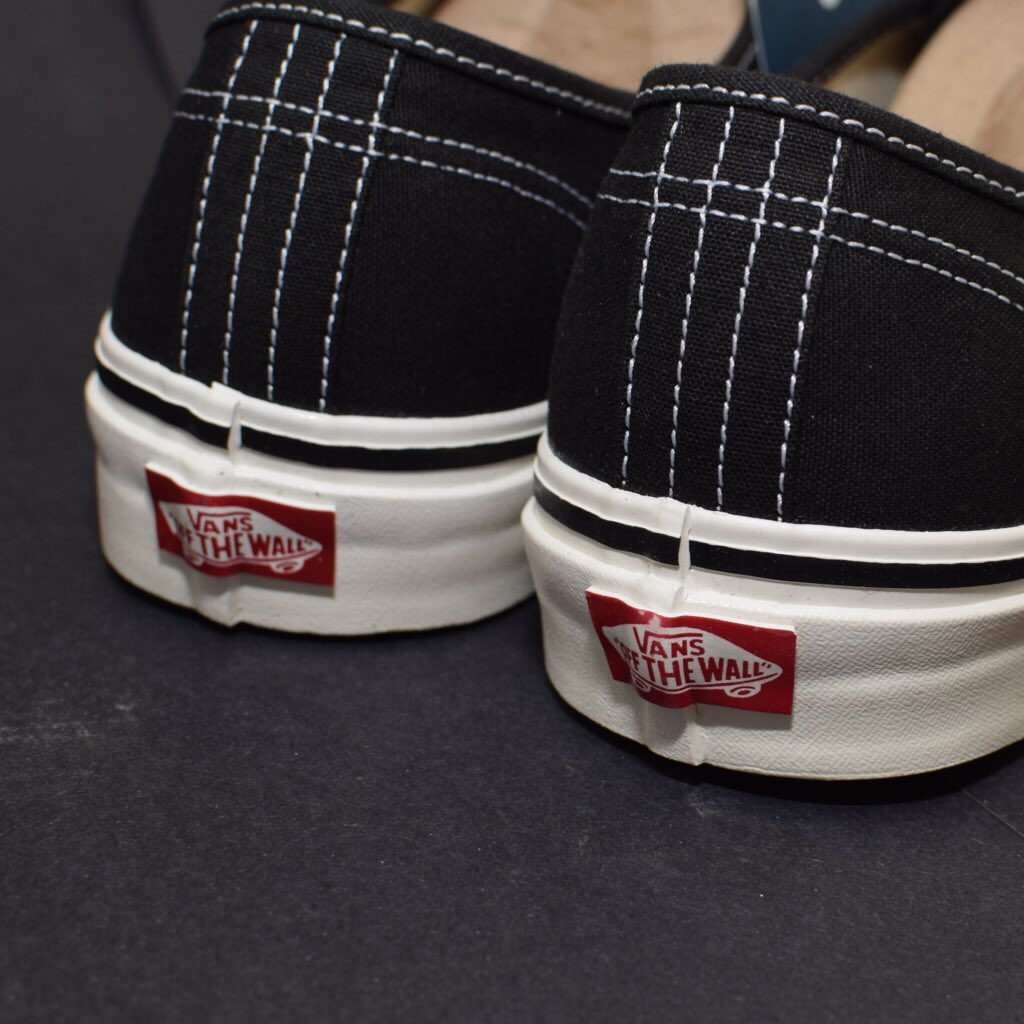 beda vans era dan authentic
