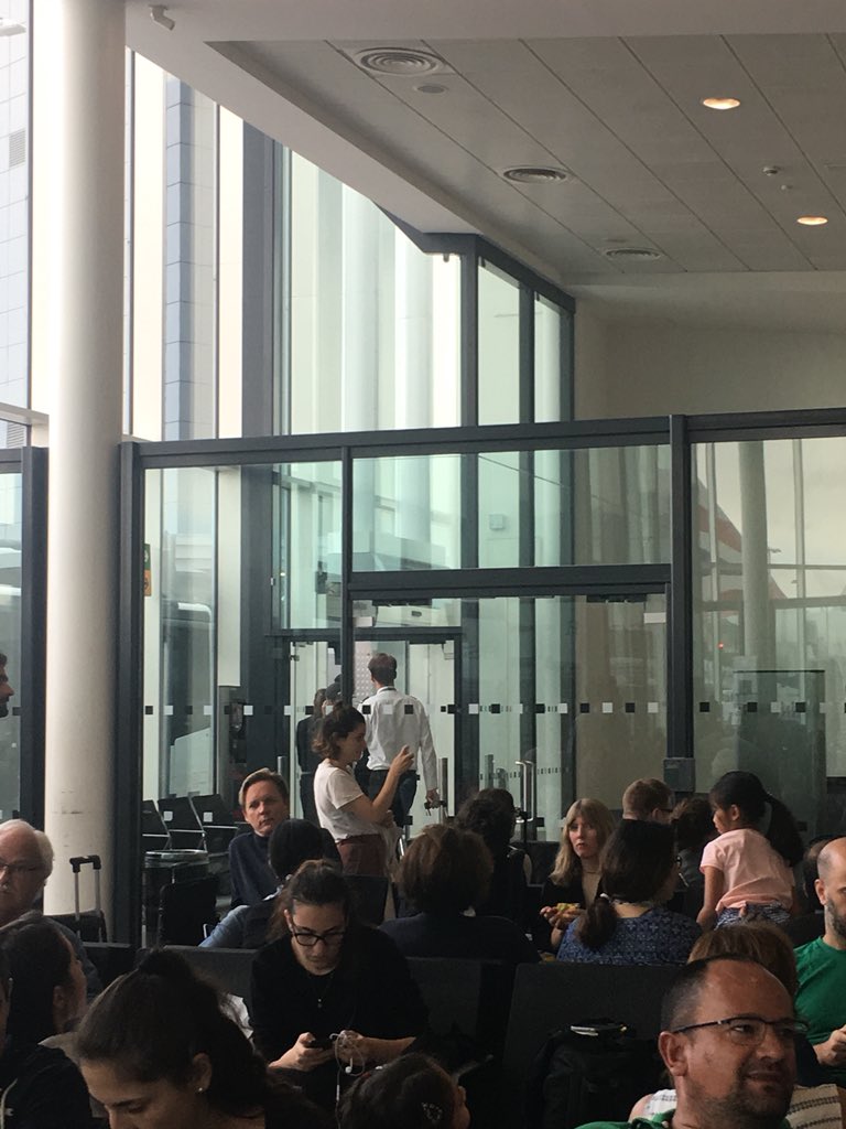 mjanesays's tweet photo. .@vueling crew arrives late. At 13.50 while the plane was meant to leave at 13.00. First time I see a Vueling crew member. No explanation given. Our flight was scheduled for 20.45 09/08/18 @LaVanguardia @elperiodico @DailyMailUK @TheSun https://t.co/51ES6E7yv8