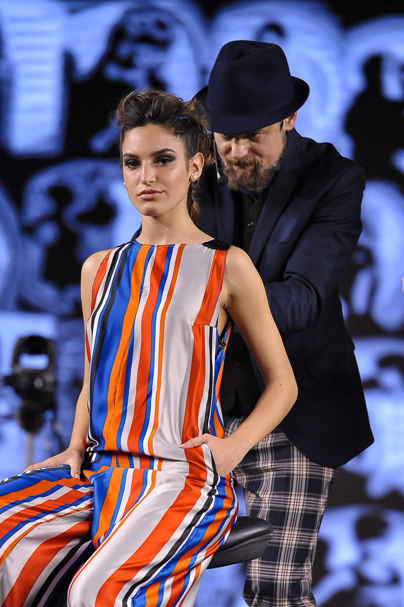 silkeymundial's tweet photo. Show de moda en #tendencias con los últimos cortes y looks de color presento #FabrizioRaimondo en el escenario de #EstiloyColor 2018. Modernos cortes para el hombre y la mujer, con colores de gran impacto. https://t.co/mQJE9bhWVN
