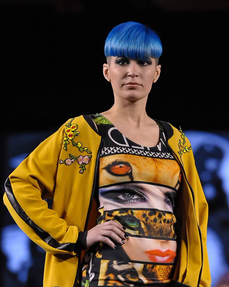 silkeymundial's tweet photo. Show de moda en #tendencias con los últimos cortes y looks de color presento #FabrizioRaimondo en el escenario de #EstiloyColor 2018. Modernos cortes para el hombre y la mujer, con colores de gran impacto. https://t.co/mQJE9bhWVN