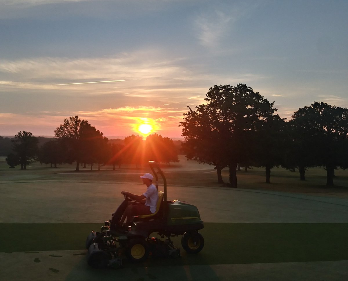 Cris_BRGG's tweet photo. Avg. temp and humidity hovering around 80 °F and %, respectively. Just asking for it, double dose of fungicide today #dollarspot https://t.co/0HUqvWfFuR