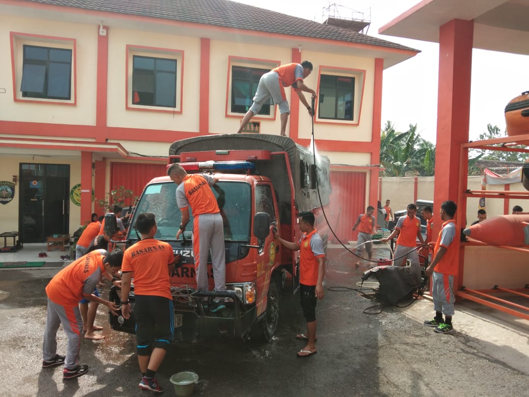 Pencucian kendaraan dan pemanasan Alut,  agar selalu Ready saat akan digunakan untuk Operasi SAR. 
Salam AJS