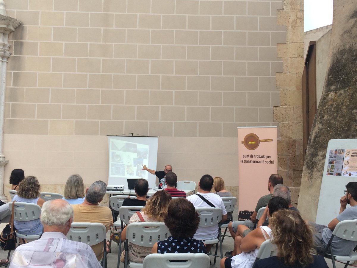 ateneulamina's tweet photo. Imatges de la xerrada-debat de @CarlesSoler1 sobre per què parlem de sobirania alimentària. Cal seguir fent passes cap aquesta direcció, tan a nivell col·lectiu, municipal i individual. Demà seguim amb més actes! #sobiraniaalimentària #construïmsobiranies #fmpopular #lacanonja https://t.co/lZoUiP6swt