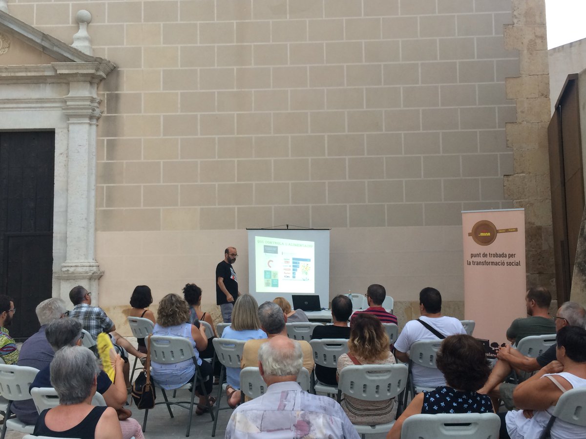 ateneulamina's tweet photo. Imatges de la xerrada-debat de @CarlesSoler1 sobre per què parlem de sobirania alimentària. Cal seguir fent passes cap aquesta direcció, tan a nivell col·lectiu, municipal i individual. Demà seguim amb més actes! #sobiraniaalimentària #construïmsobiranies #fmpopular #lacanonja https://t.co/lZoUiP6swt