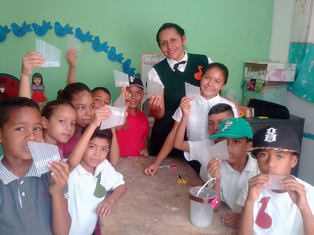 SIEMA_AVOcc's tweet photo. #TallerDeInstrumentos espacio donde los niños dejaron volar la imaginación creando instrumentos musicales con material reciclado.
#EBV2018
#CercaDeTi2018
@avoccidental https://t.co/8tM34jqV50