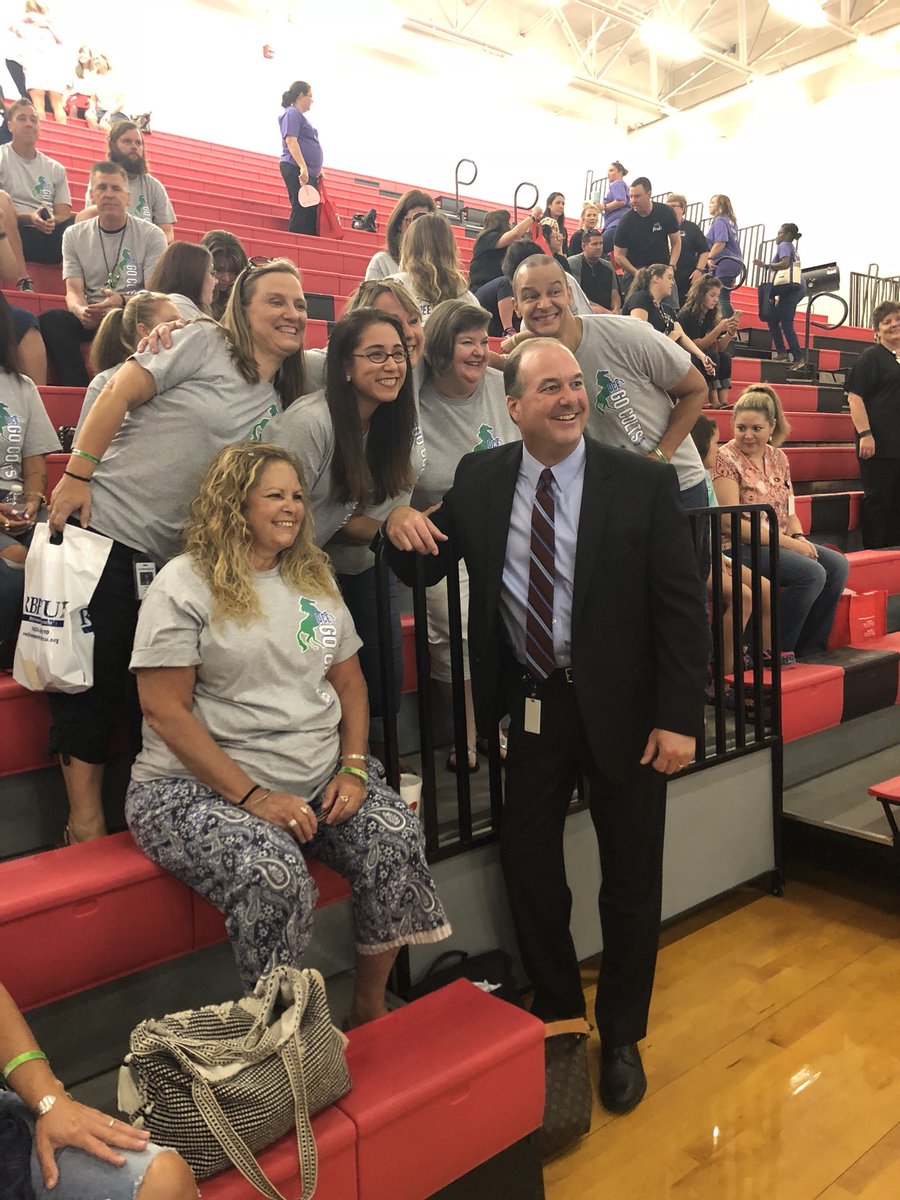 LeanderISD's tweet photo. Deer Creek ES and @LeanderISD_Supt are ready to kick off the 2018-19 school year! #LISDconvocation2018 #LISDengage #LISDinspire #LISDachieve https://t.co/ytjzFwL75F