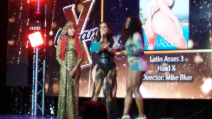 #Comment your favorite performers in these pics of mine from @urbanXawards :) https://t.co/qf6jngRDu<a href="/tag/comment"class="tags">#Comment</a>