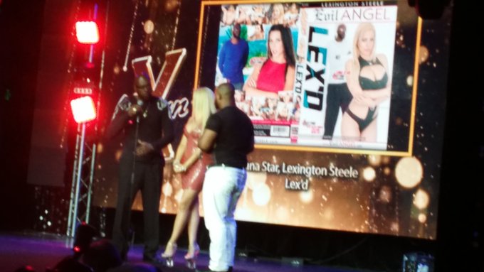 #Comment your favorite performers in these pics of mine from @urbanXawards :) https://t.co/qf6jngRDu<a href="/tag/comment"class="tags">#Comment</a>