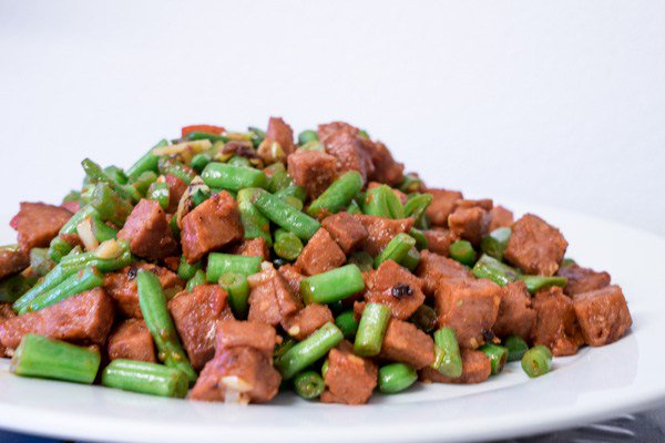 china_kochen's tweet photo. 豆角炒香肠 (dòujiǎo chǎo xiāngcháng) – gebratene grünen Bohnen und Wurst https://t.co/JfEBAUWjaU https://t.co/G3JSA3Vny8