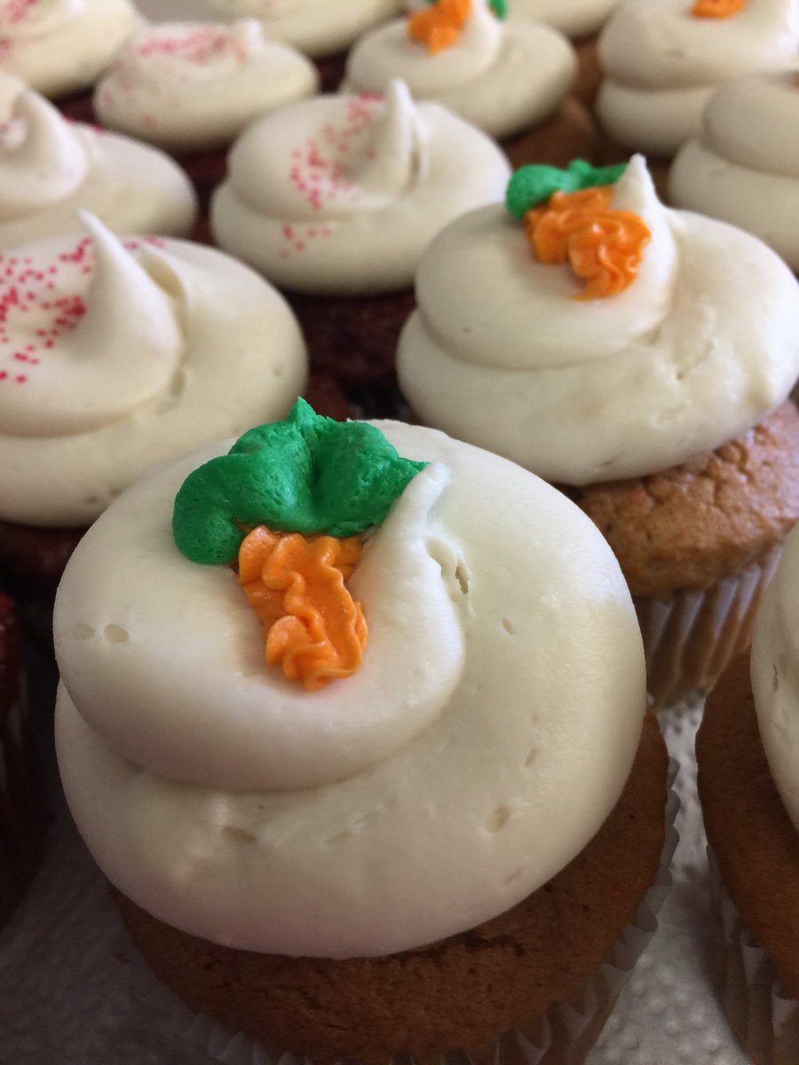 Carrot Cake cupcakes Strawberry 🍓 Cupcakes Pineapple Coconut 🥥  cupCakes #livaySweetshop #cakes #bakerynj #cupcakes