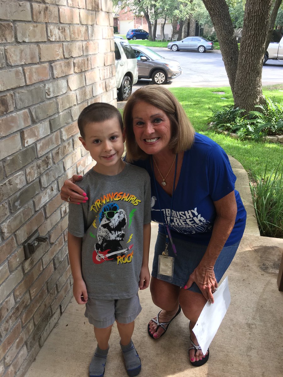 mrsmasonsecond's tweet photo. Welcome walk fun https://t.co/aFWPCbAx81
