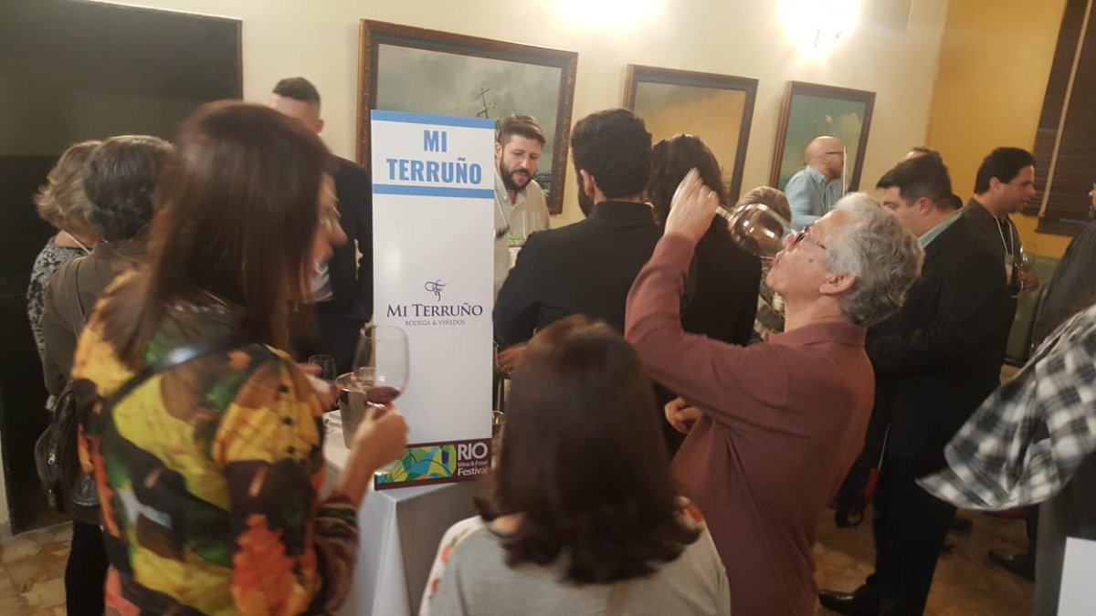 bodegamiterruno's tweet photo. MI TERRUÑO presente en Río de Janeiro Wine Festival 2018  @ Lagoa Rio.

MI TERRUÑO present @ 2018 Rio de Janeiro Wine Festival in Lagoa Rio.  Cheers!!! https://t.co/tB5k1TlVIk
