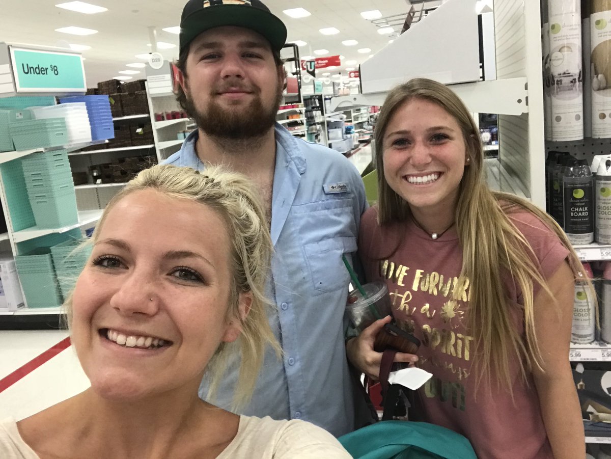 MsHarper10's tweet photo. What a joy it is to run into some of my favorites before they begin their new chapters!! I’ve known the boys since they were sophomores and now they’re handsome young men! Sweet Katy is beautiful inside and out! 😭😭😭 #MyWhyKISD #proudteacher https://t.co/o7E0jFZV9I