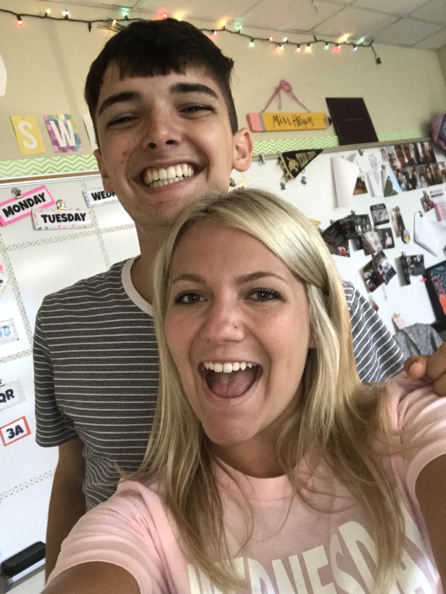 MsHarper10's tweet photo. What a joy it is to run into some of my favorites before they begin their new chapters!! I’ve known the boys since they were sophomores and now they’re handsome young men! Sweet Katy is beautiful inside and out! 😭😭😭 #MyWhyKISD #proudteacher https://t.co/o7E0jFZV9I