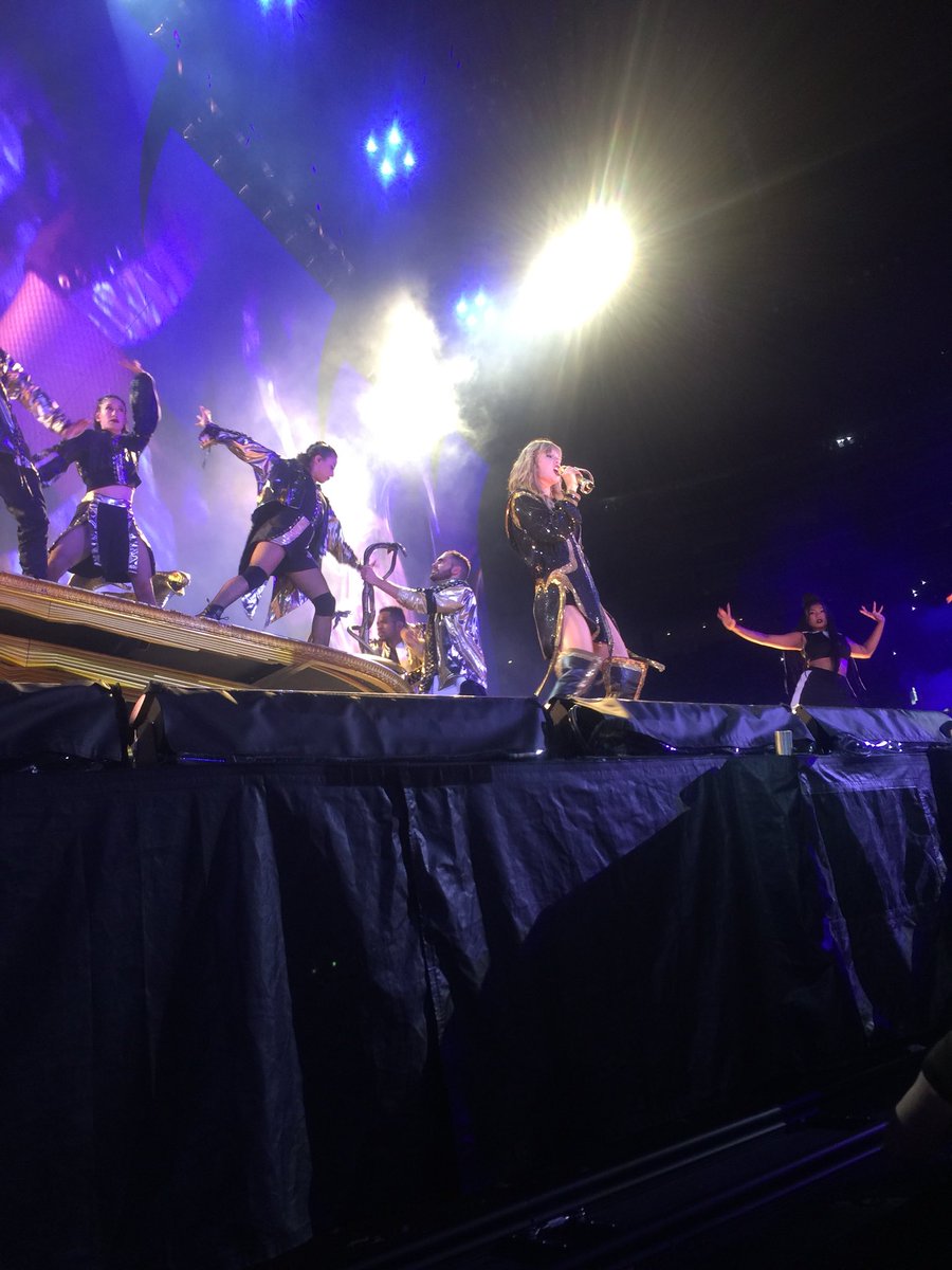 LouboutinTaylor's tweet photo. Tbttttttttttt #reptourgillette https://t.co/khbqA9MFy0