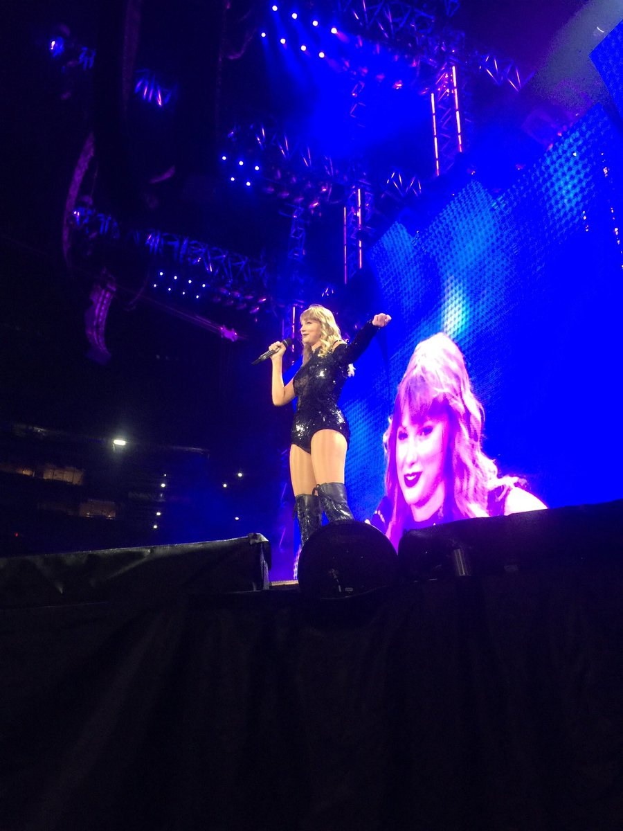 LouboutinTaylor's tweet photo. Tbttttttttttt #reptourgillette https://t.co/khbqA9MFy0