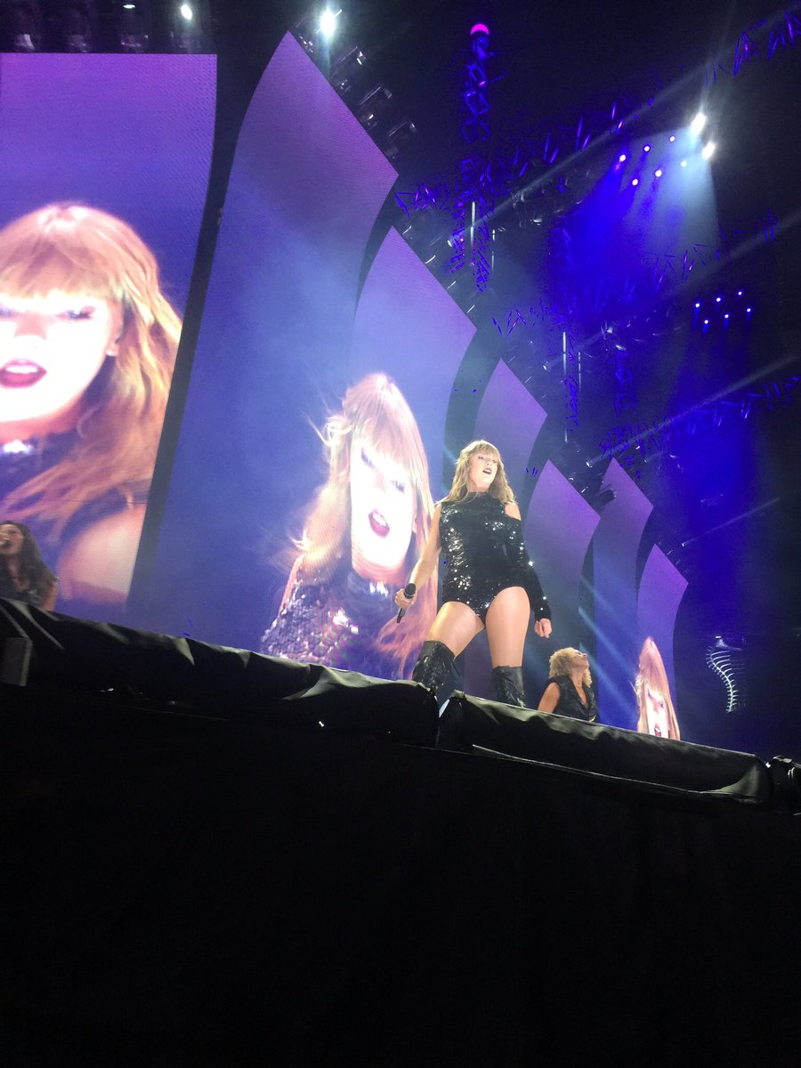 LouboutinTaylor's tweet photo. Tbttttttttttt #reptourgillette https://t.co/khbqA9MFy0